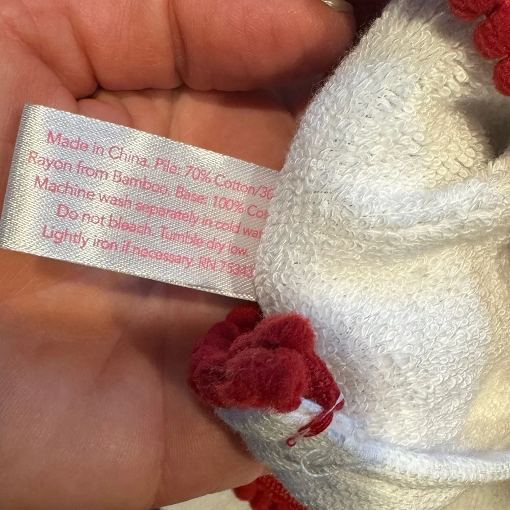 ISAAC MIZRAHI set of 2 NEW YORK kitchen towels- super cute and practical too! 🍎